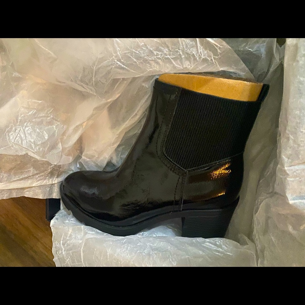 Naturalizer Verney 2 size 7.5 color: black